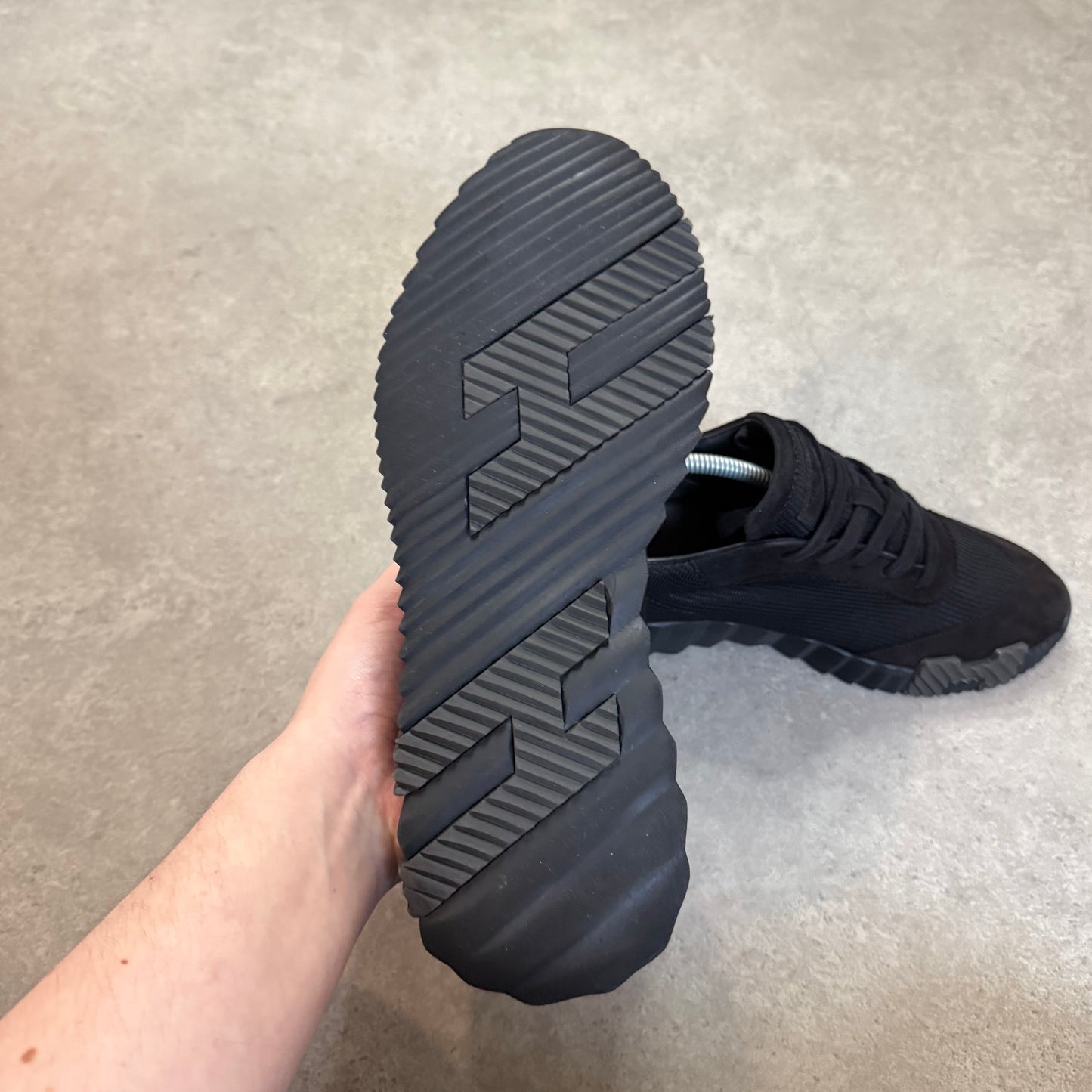 BOUNCING TRAINER - SIZE UK 7