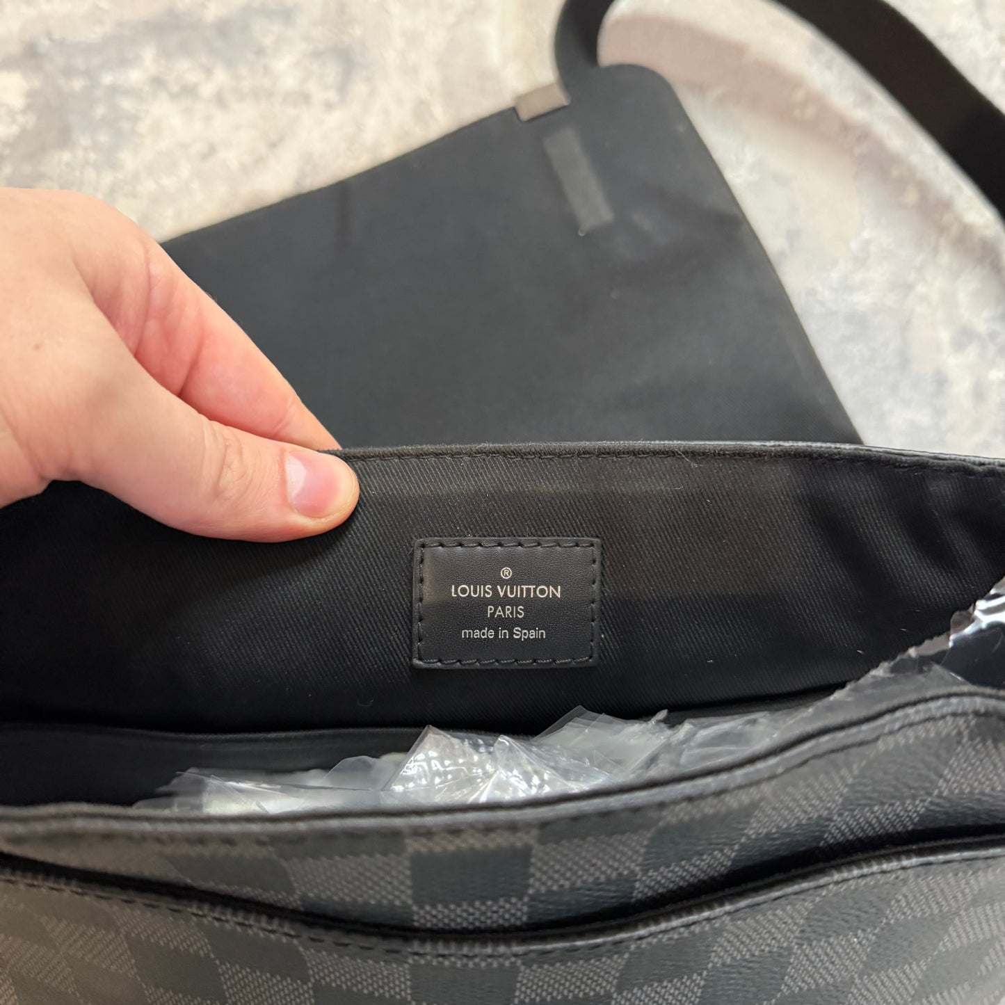 DISTRICT DAMIER PM MESSENGER