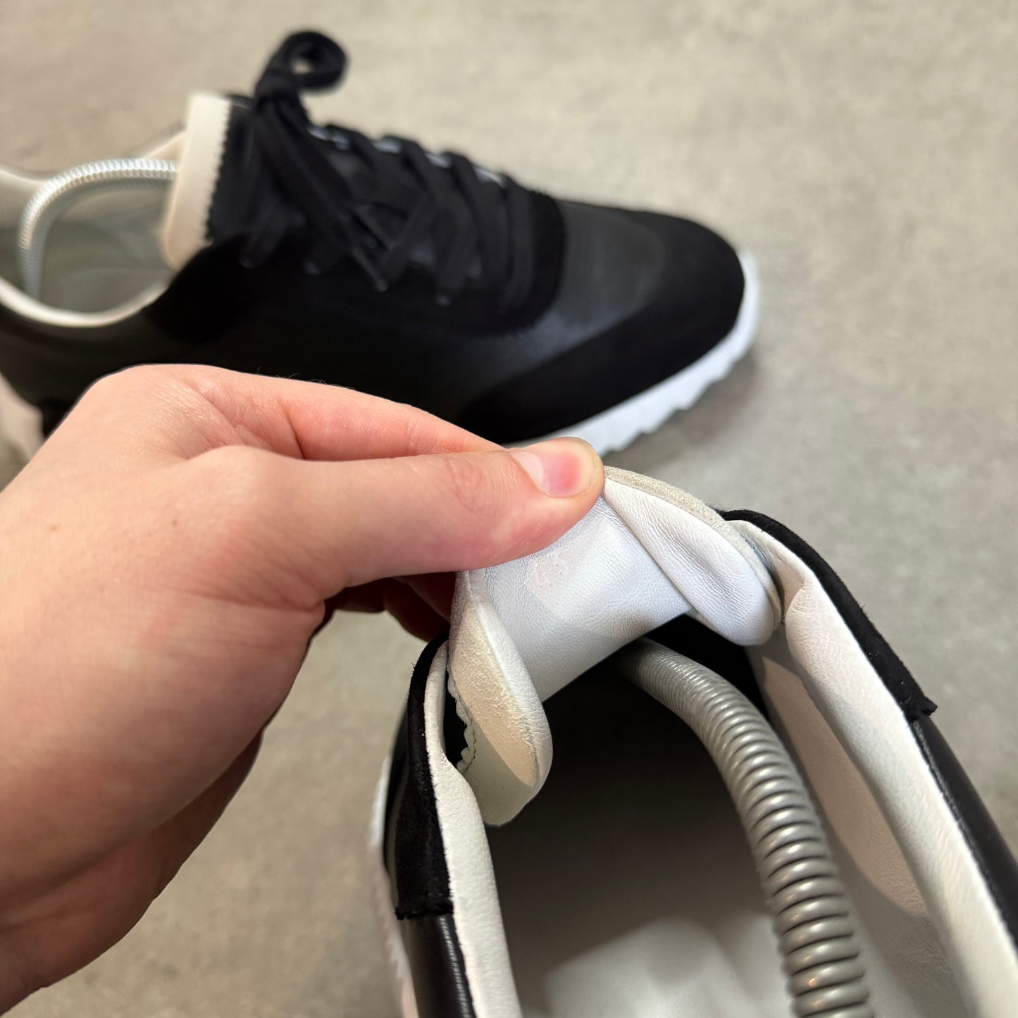 BOUNCING TRAINER - SIZE UK 9