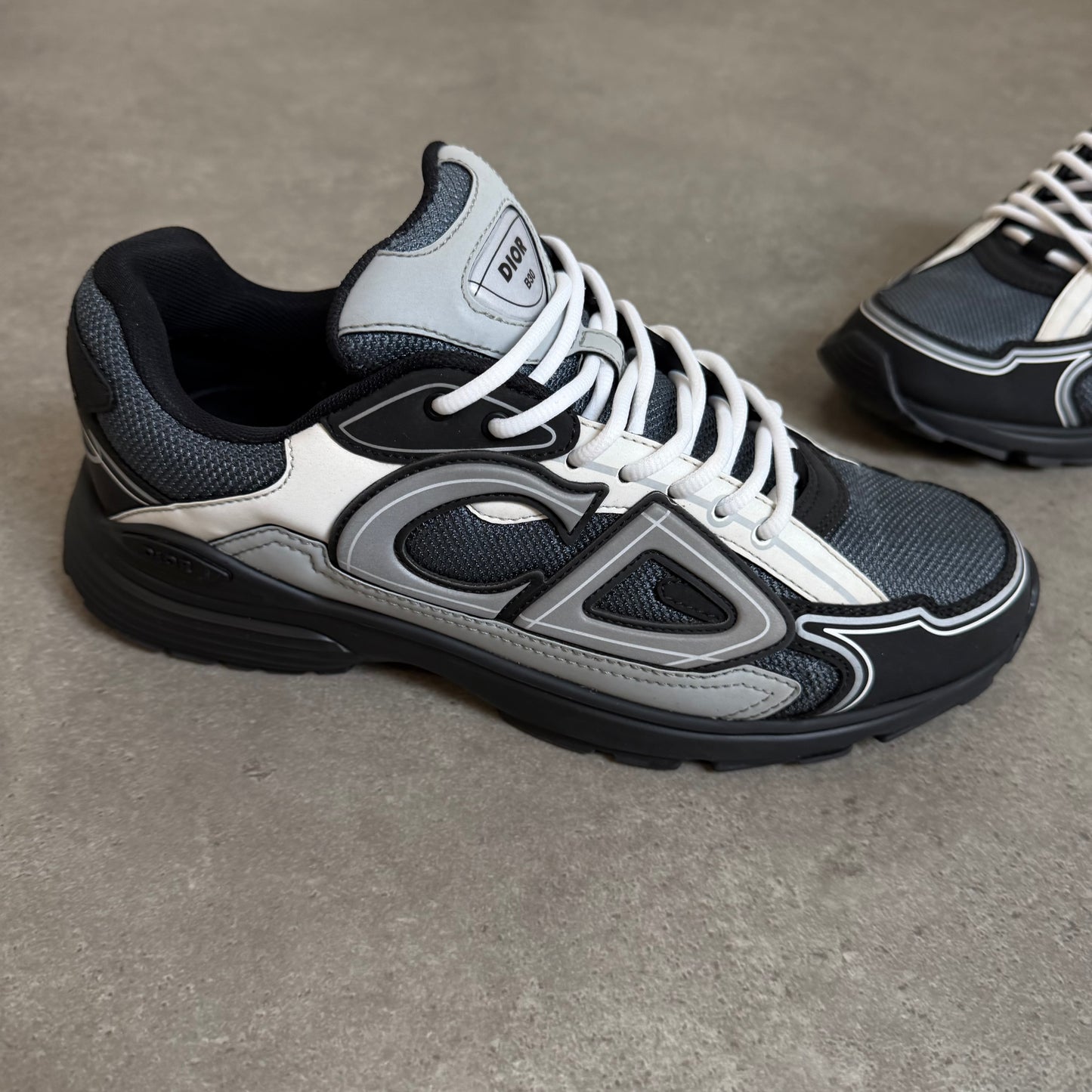 B30 TRAINER - SIZE UK 9.5