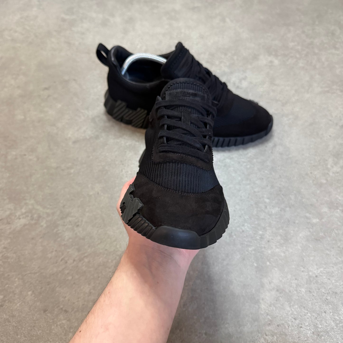 BOUNCING TRAINER - SIZE UK 7