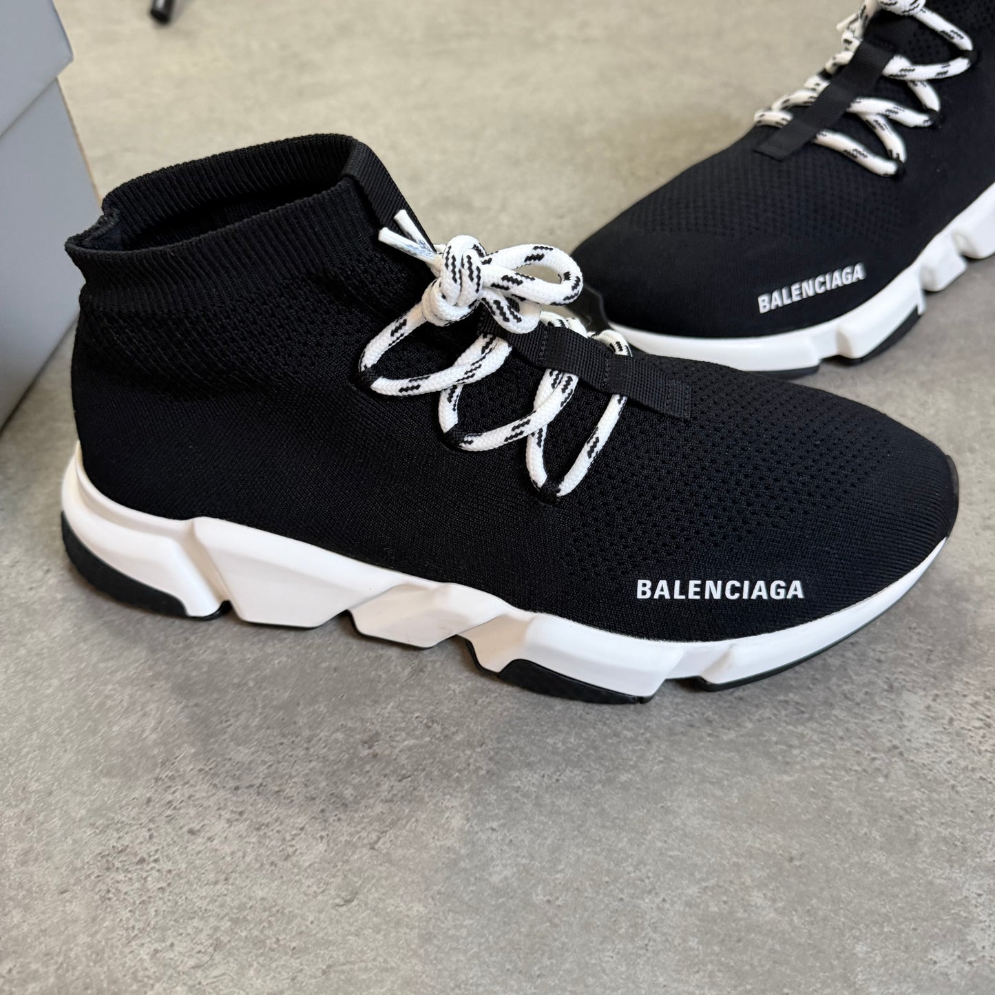 LACE UP SPEED TRAINER - SIZE UK 8 (Fit UK 9)
