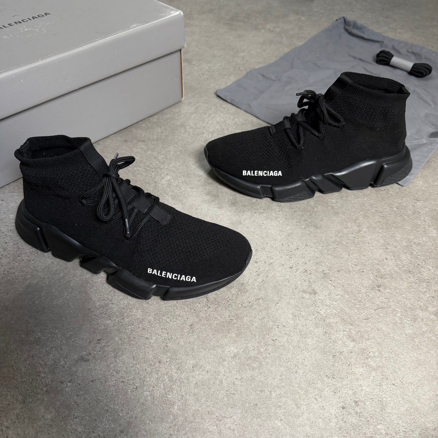 LACE UP SPEED TRAINER - SIZE UK 6 (Fit UK 7)