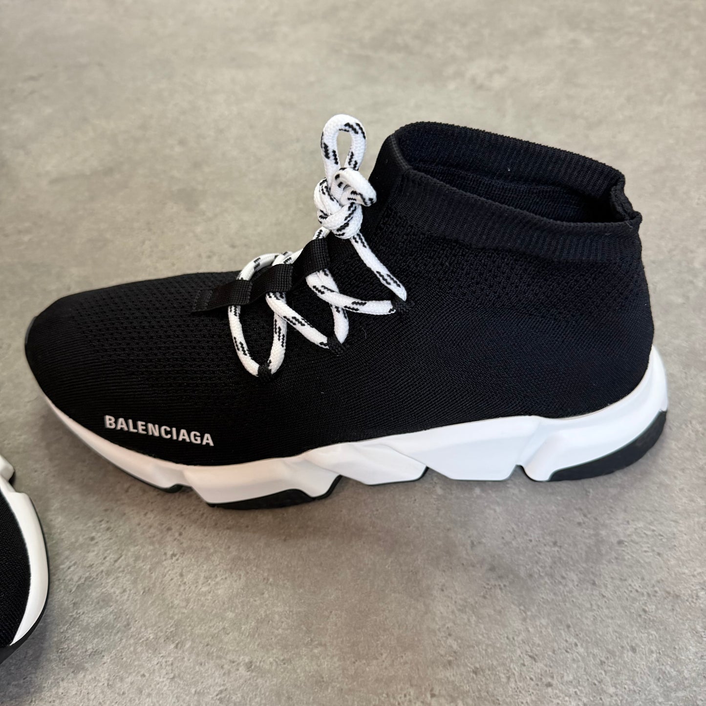 LACE UP SPEED TRAINER - SIZE UK 8 (Fit UK 9)