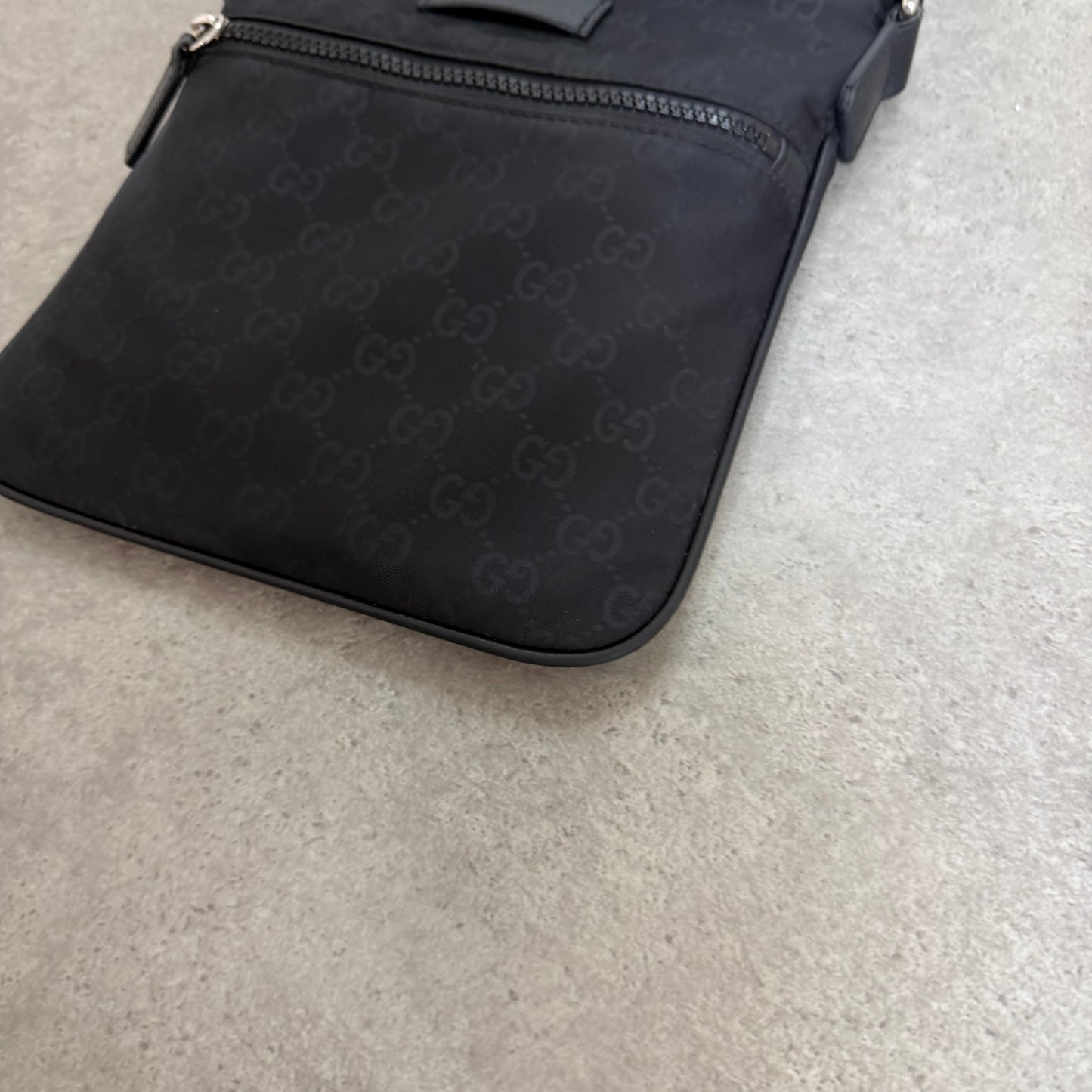 NYLON MESSENGER - MEDIUM SIZE