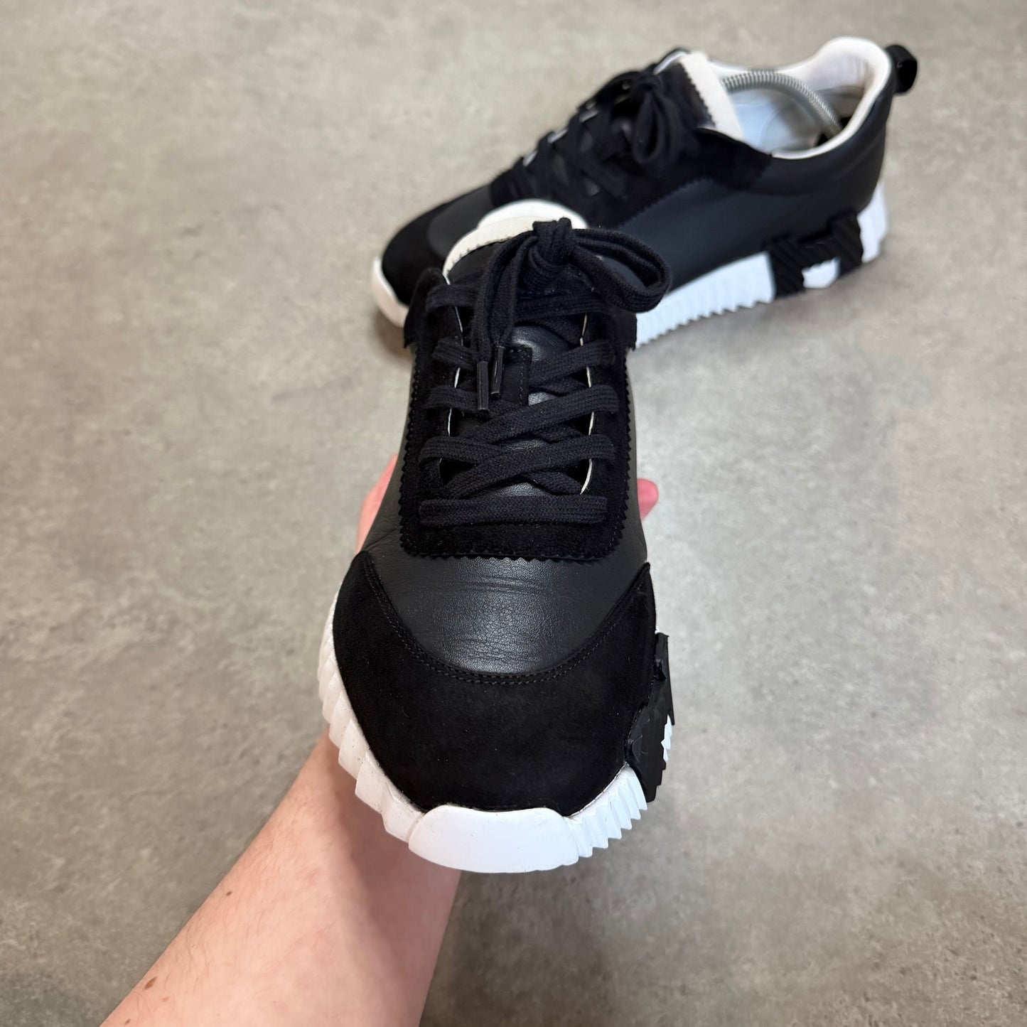 BOUNCING TRAINER - SIZE UK 9