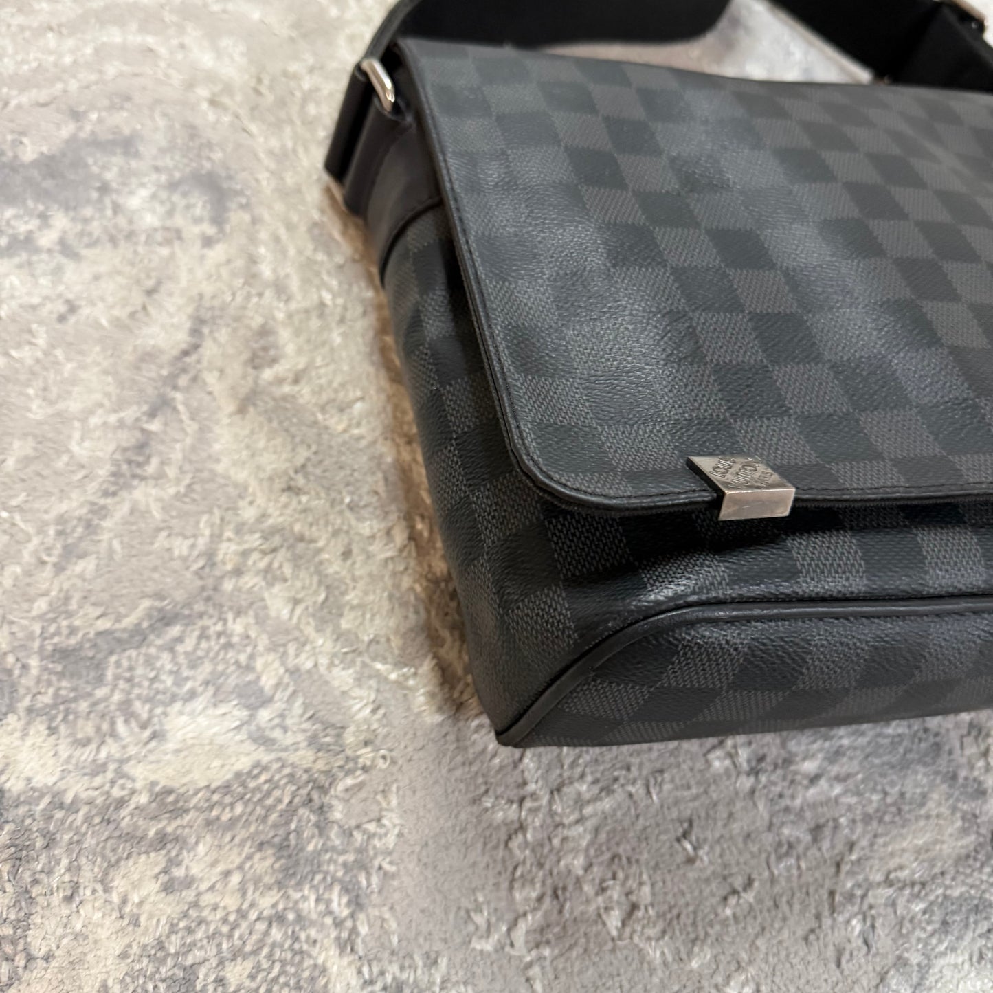 DISTRICT DAMIER PM MESSENGER