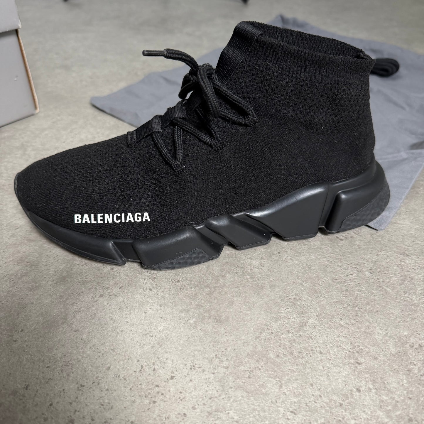 LACE UP SPEED TRAINER - SIZE UK 6 (Fit UK 7)