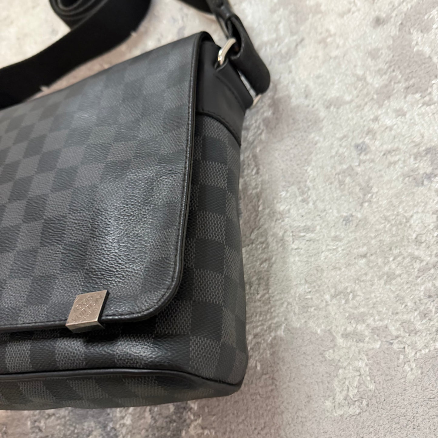 DISTRICT DAMIER PM MESSENGER