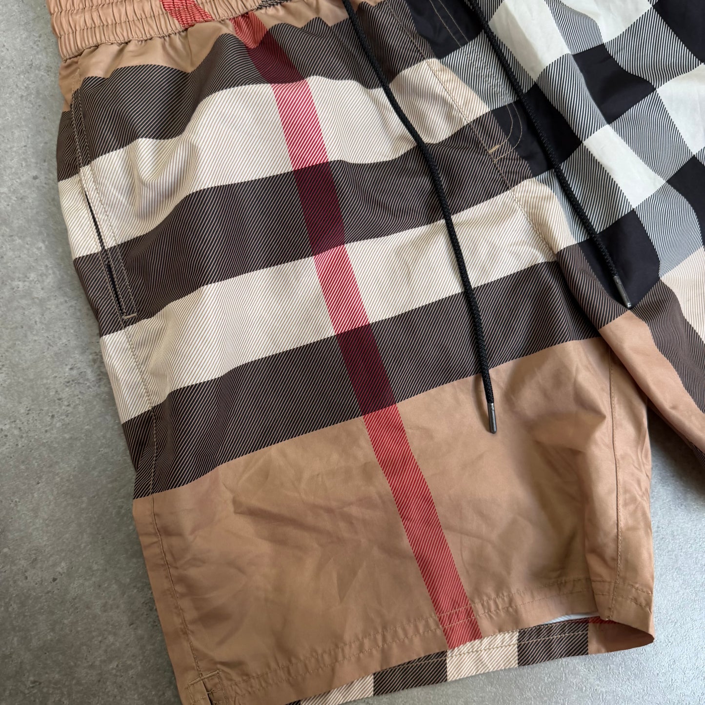SHORTS - SIZE M