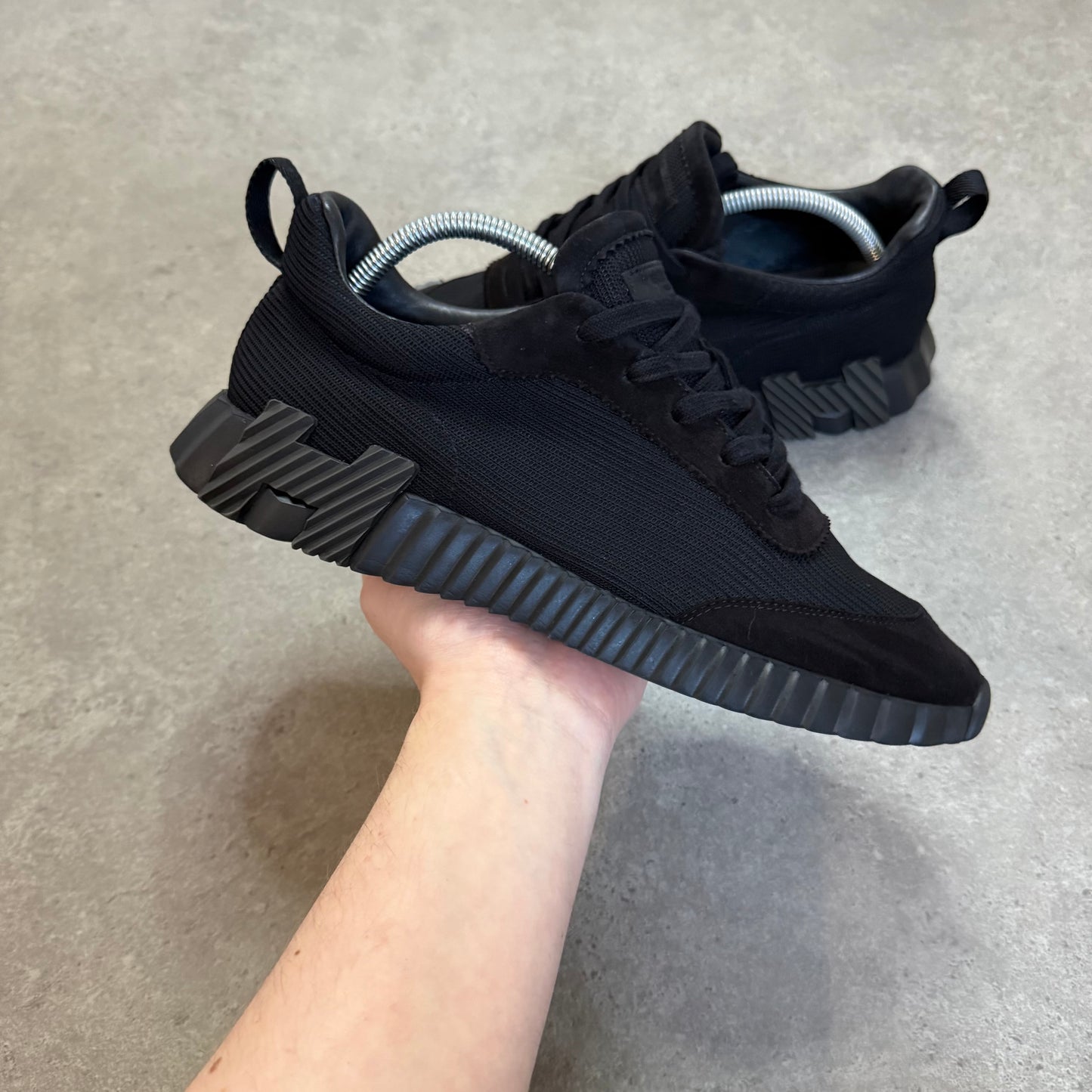 BOUNCING TRAINER - SIZE UK 7