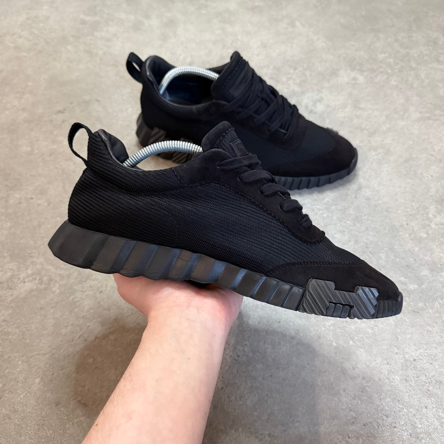 BOUNCING TRAINER - SIZE UK 7