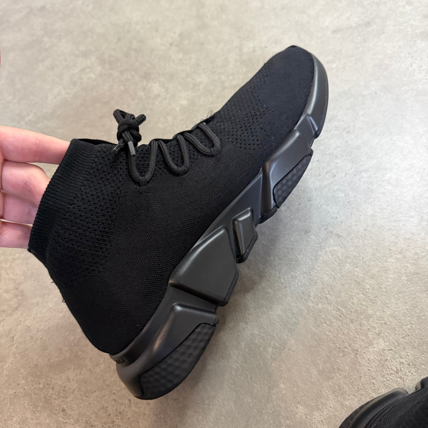 LACE UP SPEED TRAINER - SIZE UK 8 (Fit UK 9)