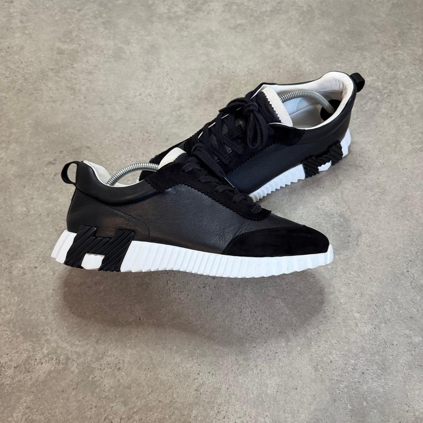 BOUNCING TRAINER - SIZE UK 9