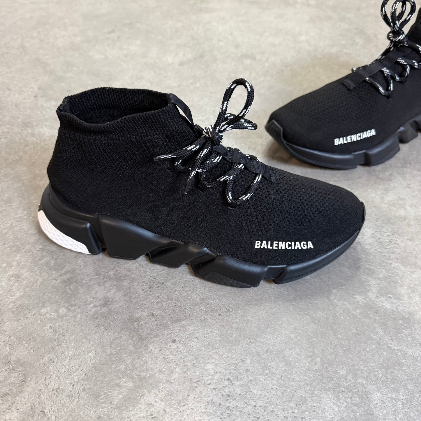 LACE UP SPEED TRAINER - SIZE UK 7 (Fit UK 8)