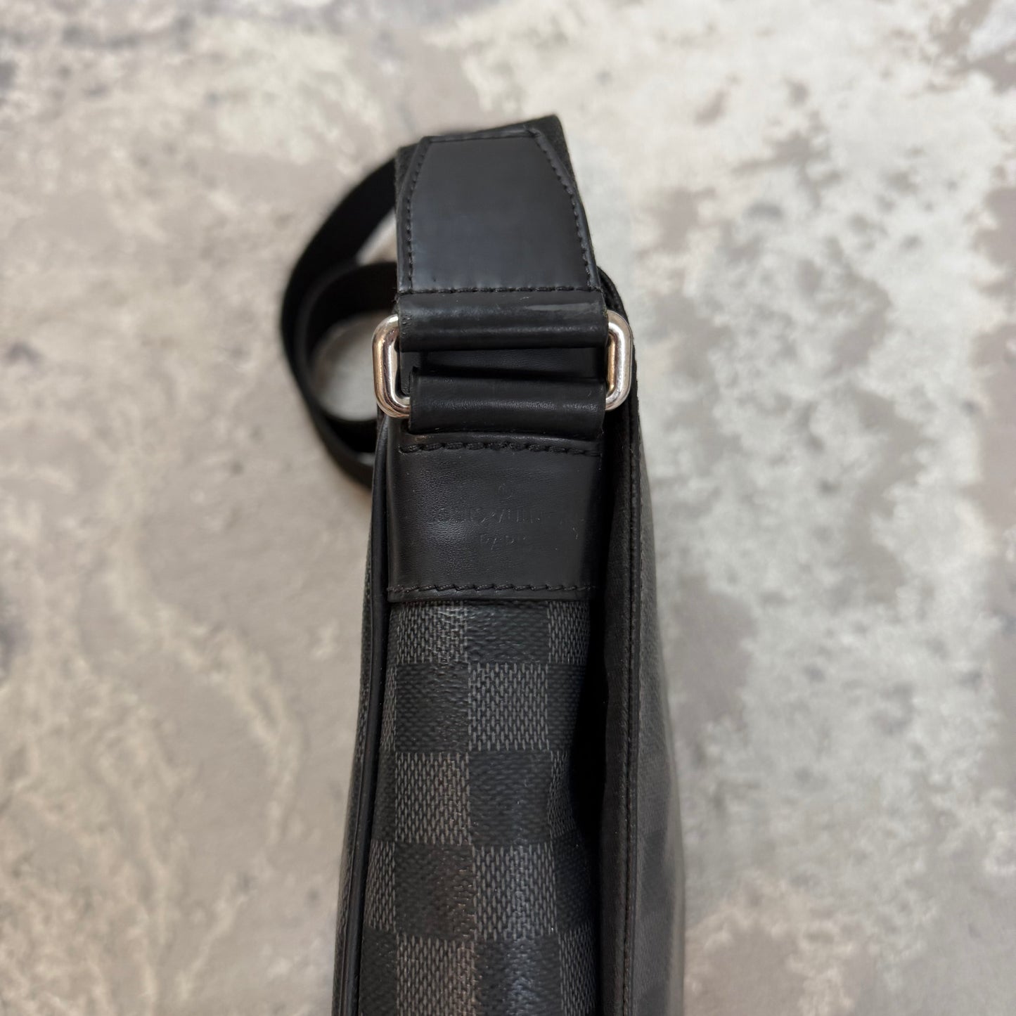 DISTRICT DAMIER PM MESSENGER