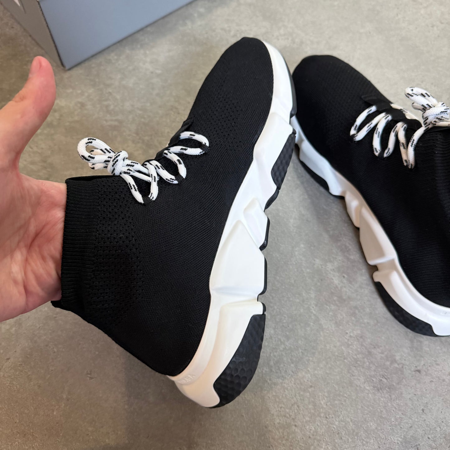 LACE UP SPEED TRAINER - SIZE UK 8 (Fit UK 9)