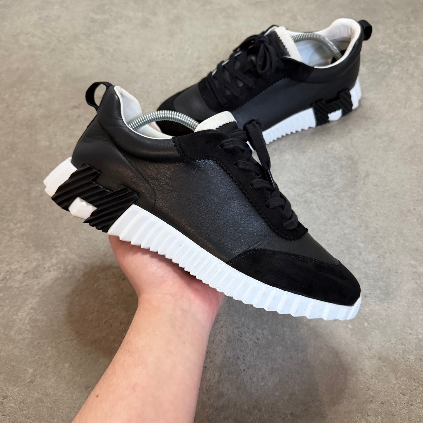 BOUNCING TRAINER - SIZE UK 9