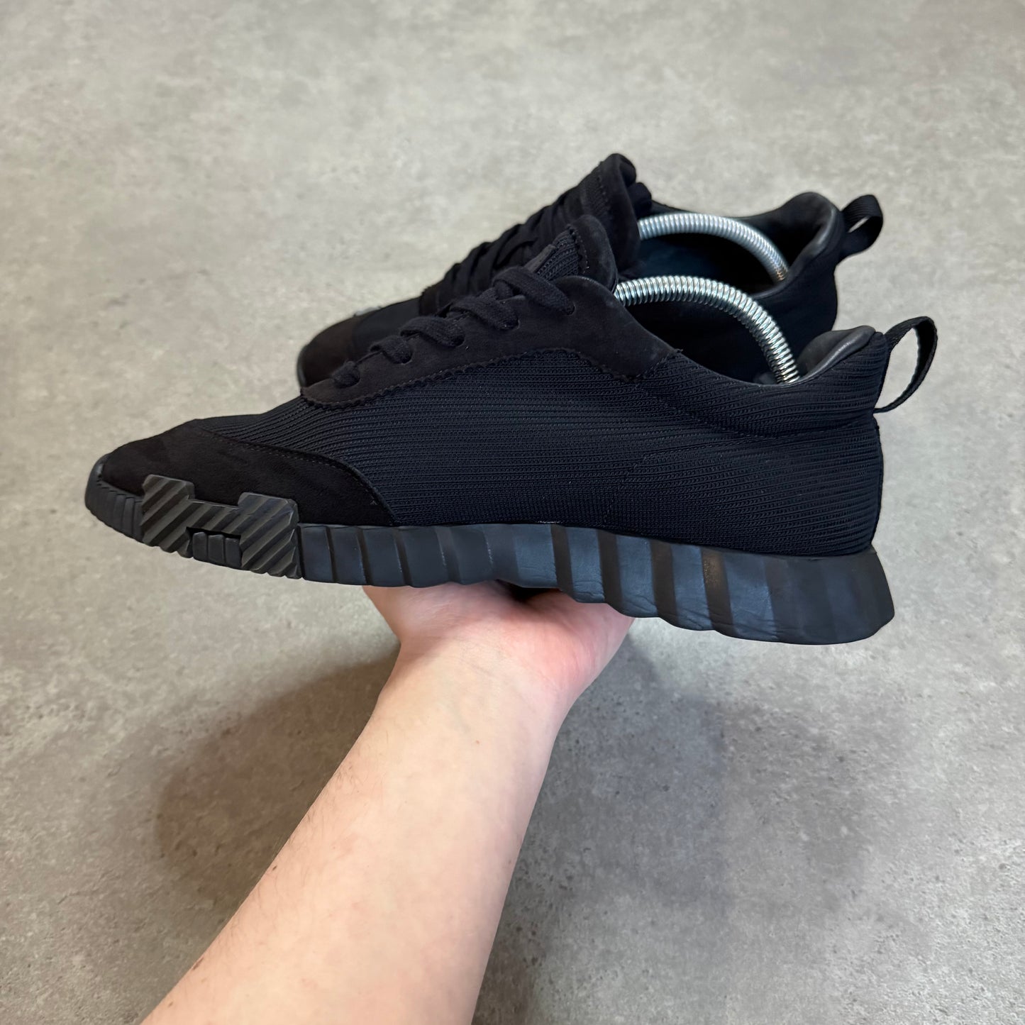 BOUNCING TRAINER - SIZE UK 7