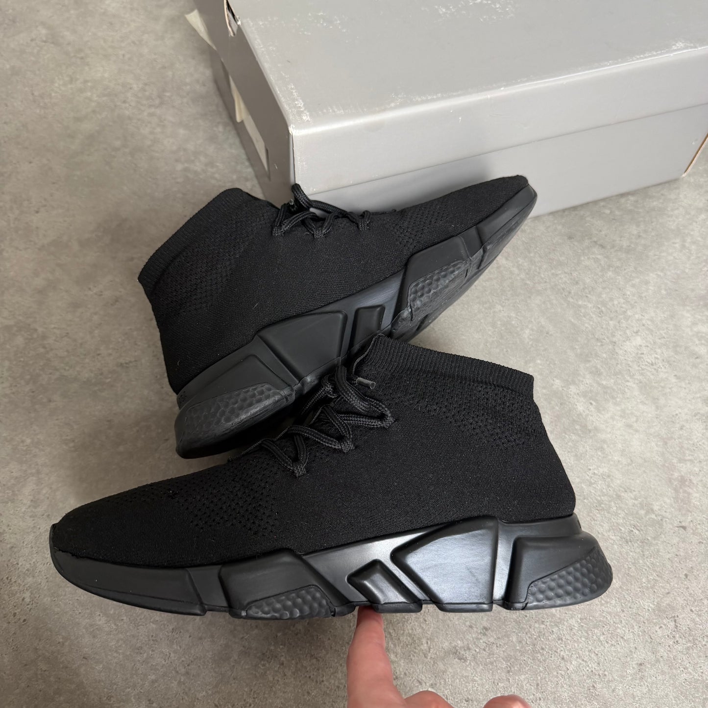 LACE UP SPEED TRAINER - SIZE UK 6 (Fit UK 7)