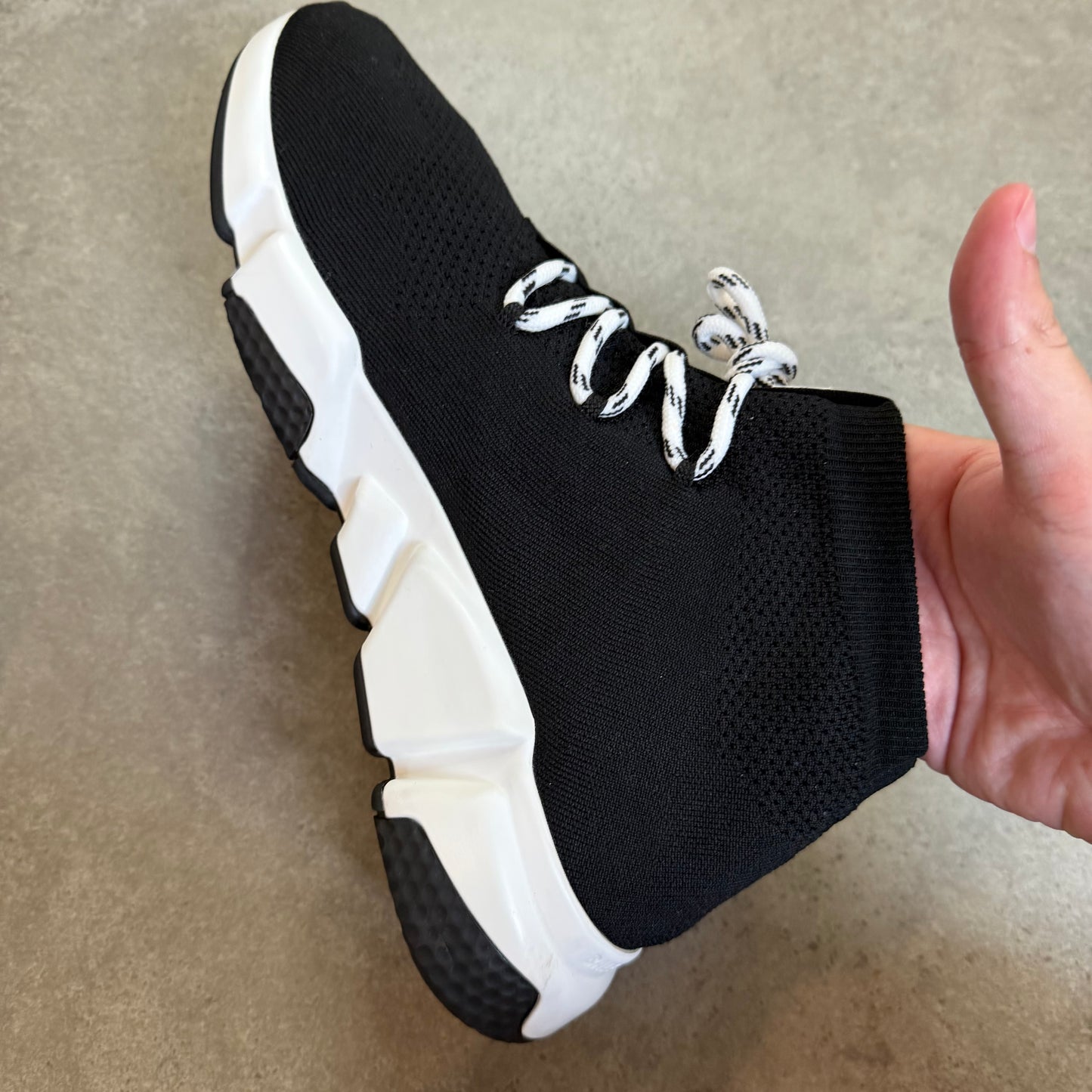 LACE UP SPEED TRAINER - SIZE UK 8 (Fit UK 9)