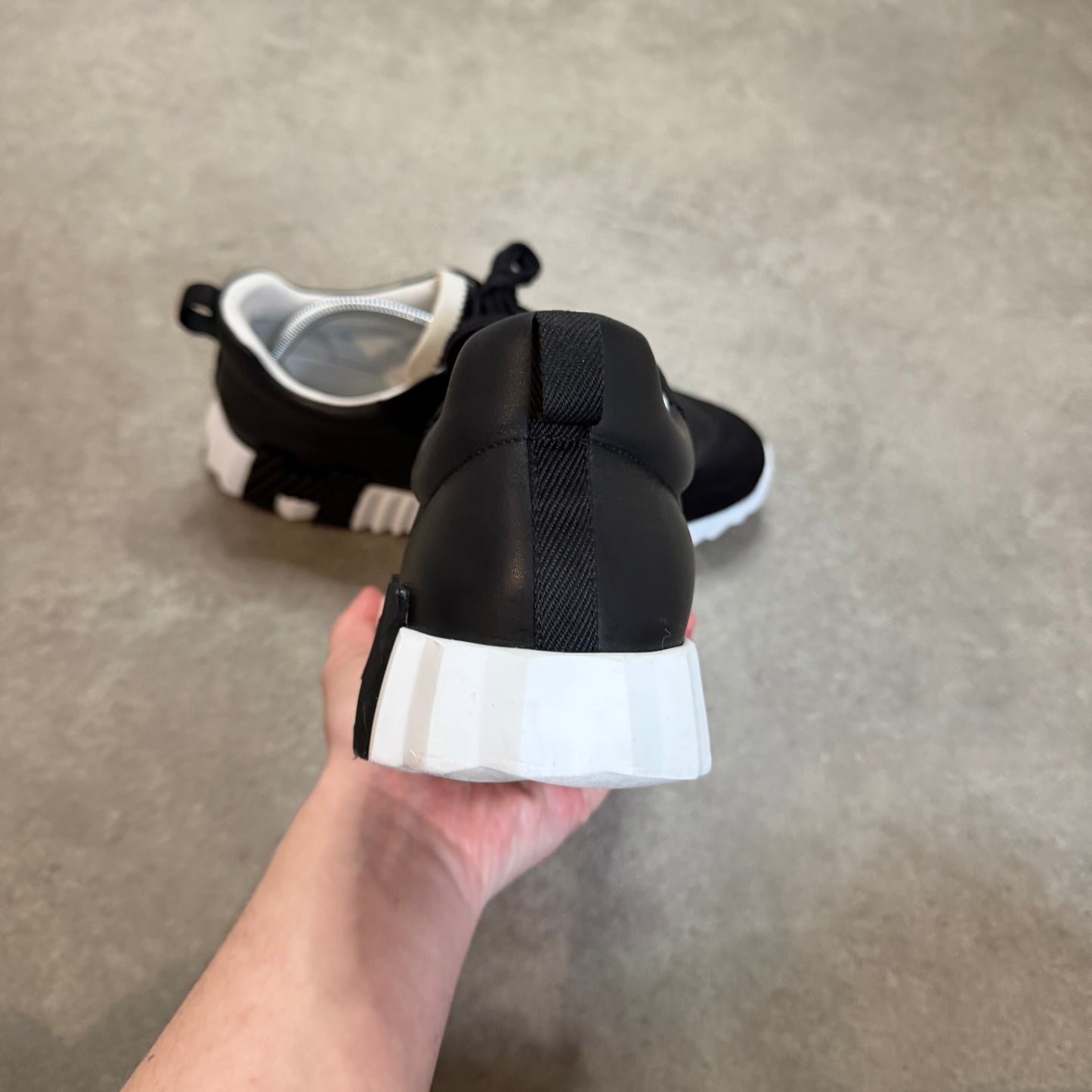 BOUNCING TRAINER - SIZE UK 9