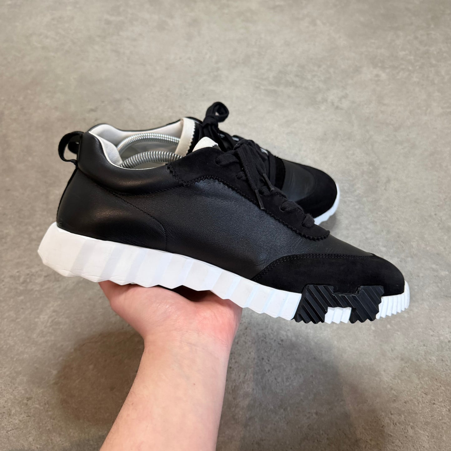 BOUNCING TRAINER - SIZE UK 9