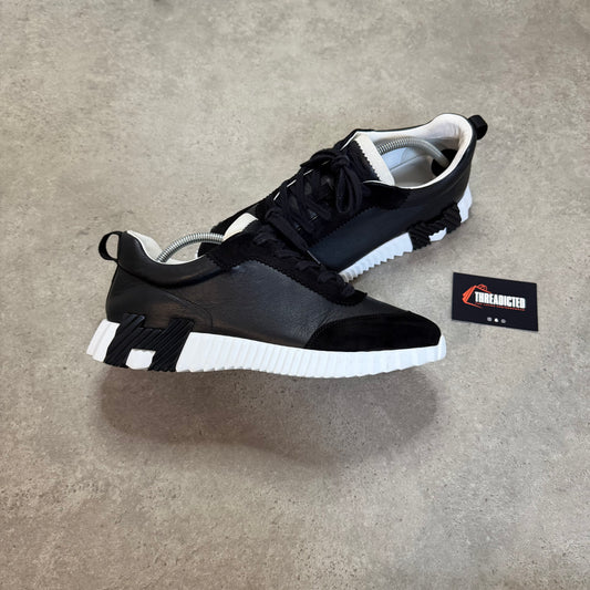 BOUNCING TRAINER - SIZE UK 9