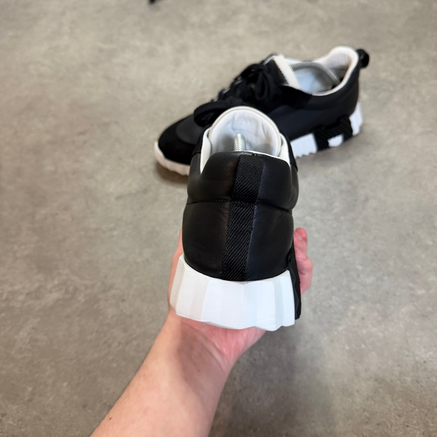 BOUNCING TRAINER - SIZE UK 9