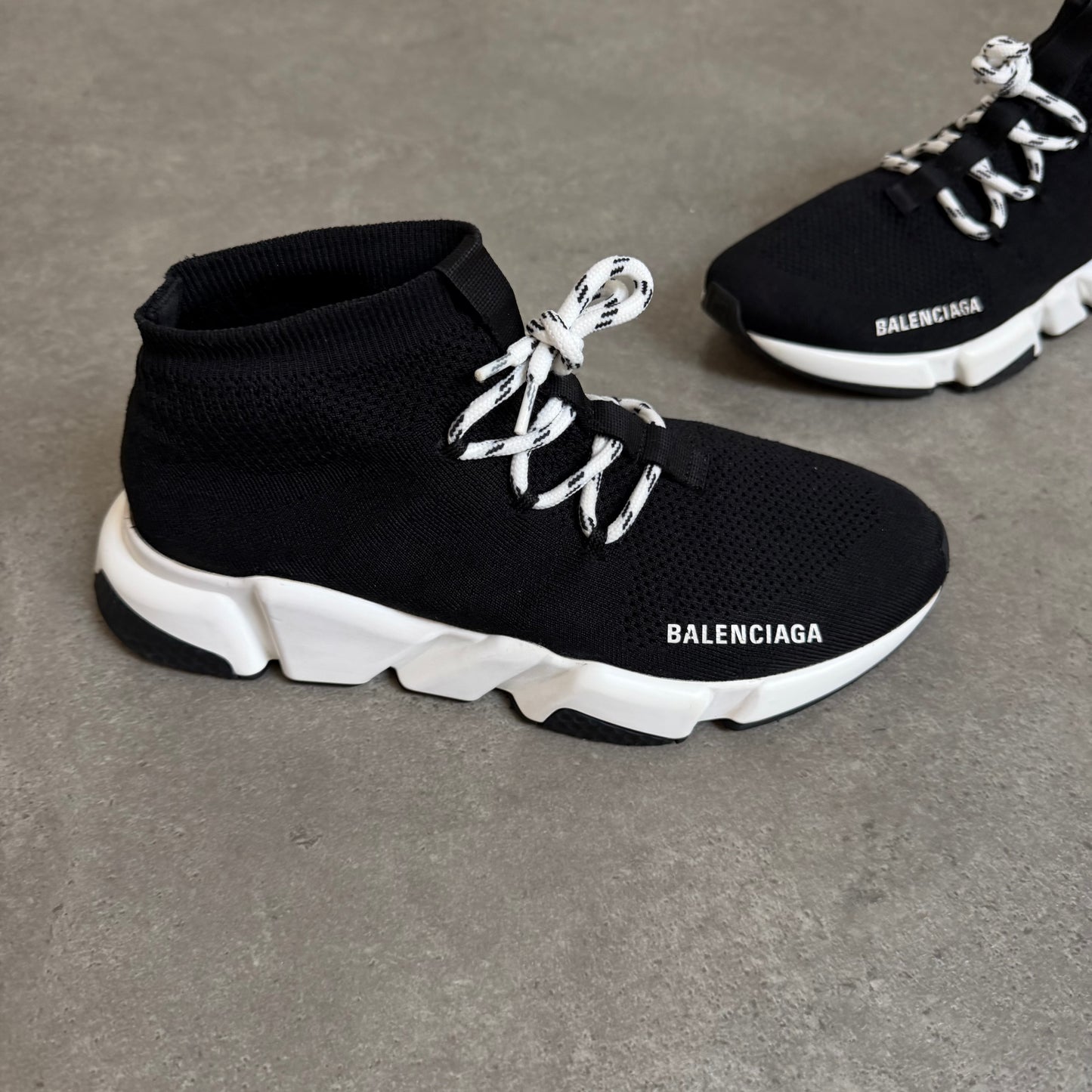 LACE UP SPEED TRAINER - SIZE UK 6 (Fit UK 7)