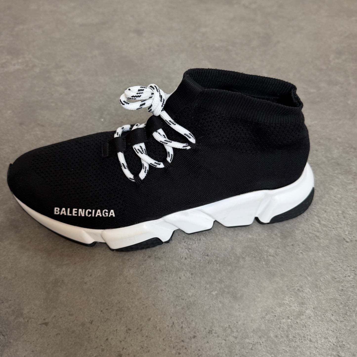 LACE UP SPEED TRAINER - SIZE UK 6 (Fit UK 7)