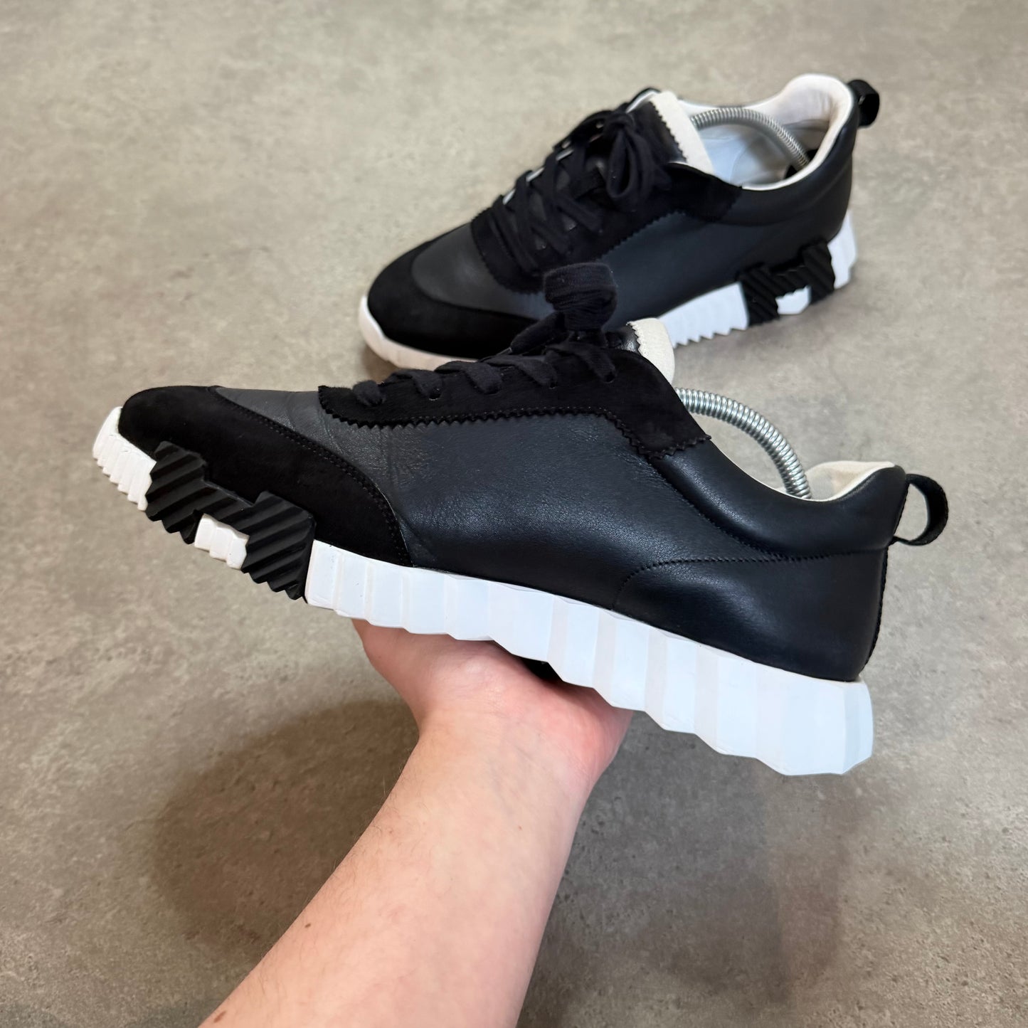 BOUNCING TRAINER - SIZE UK 9