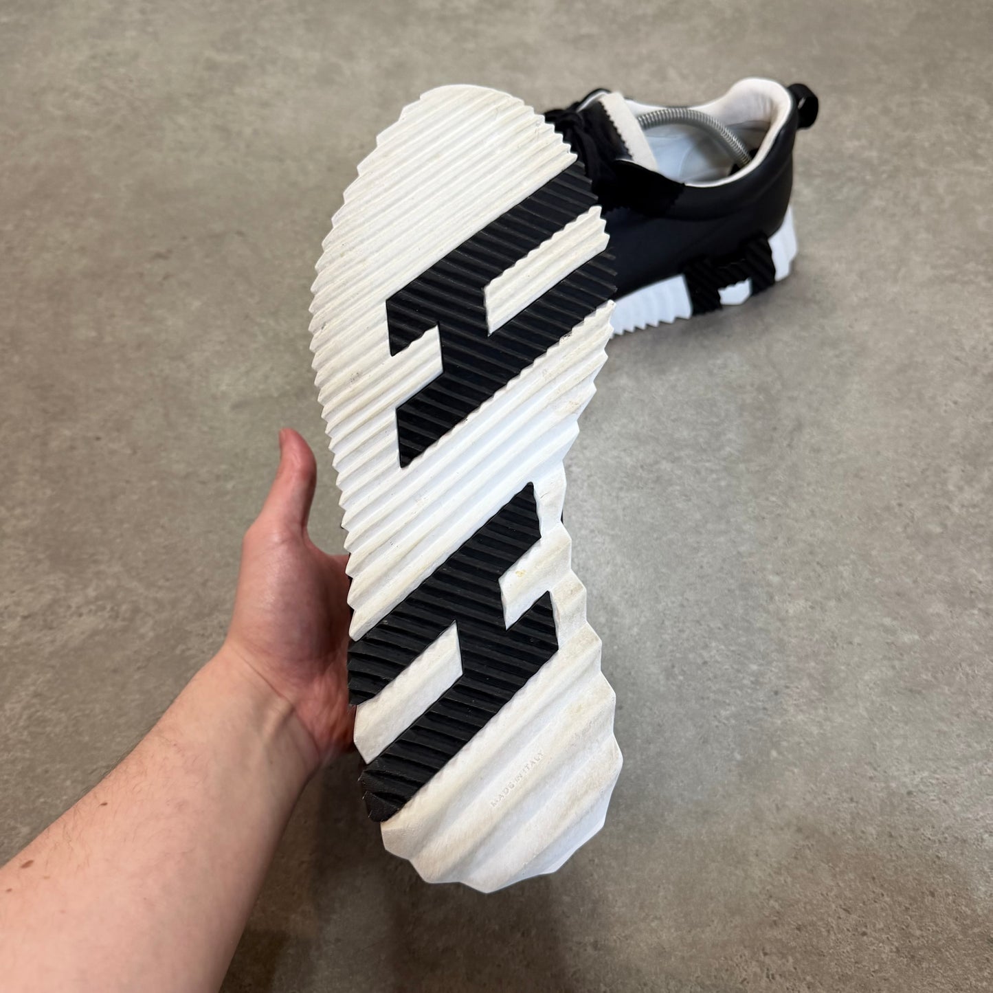 BOUNCING TRAINER - SIZE UK 9