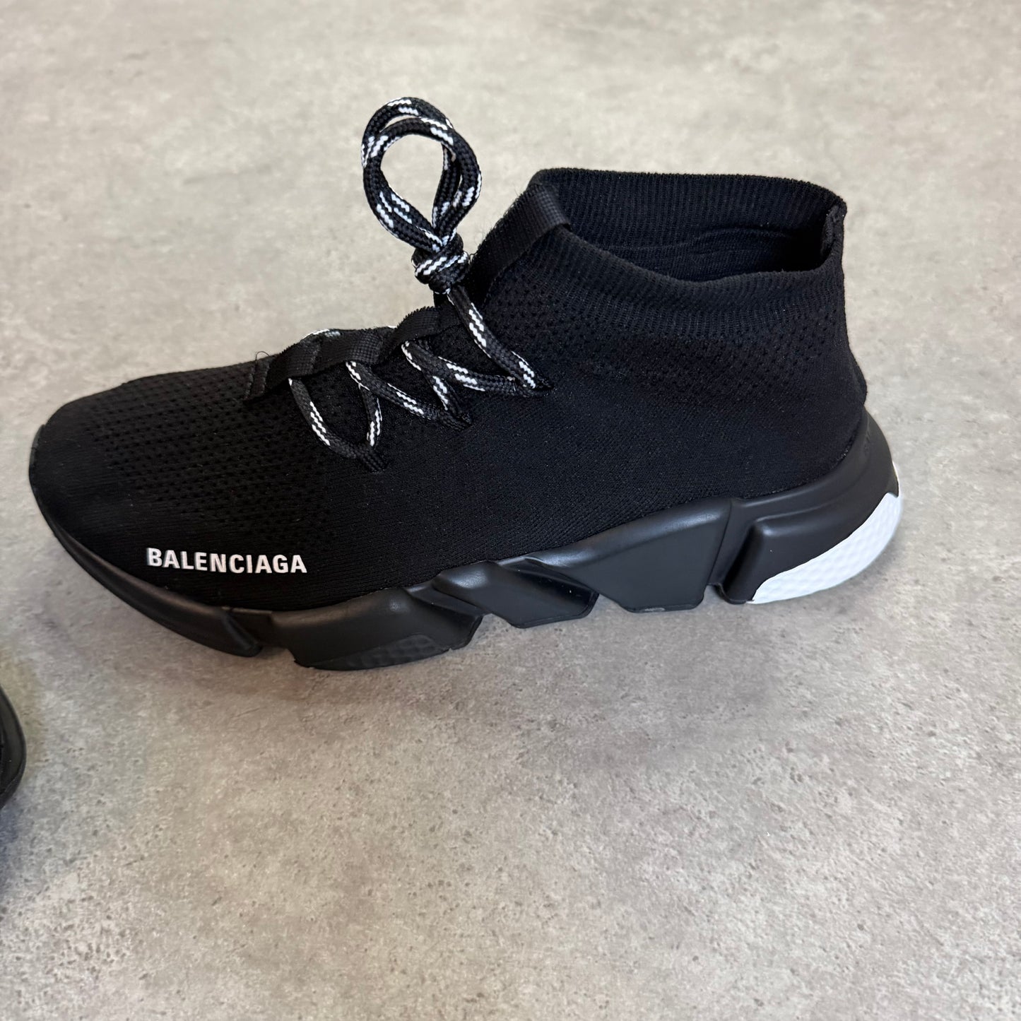 LACE UP SPEED TRAINER - SIZE UK 7 (Fit UK 8)