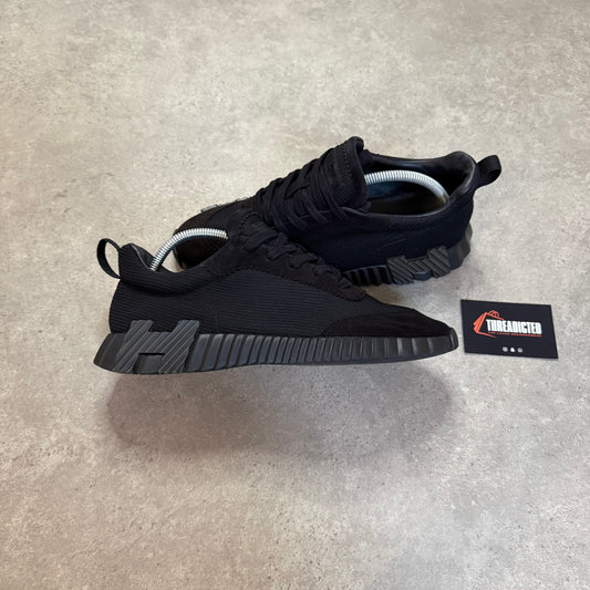 BOUNCING TRAINER - SIZE UK 7