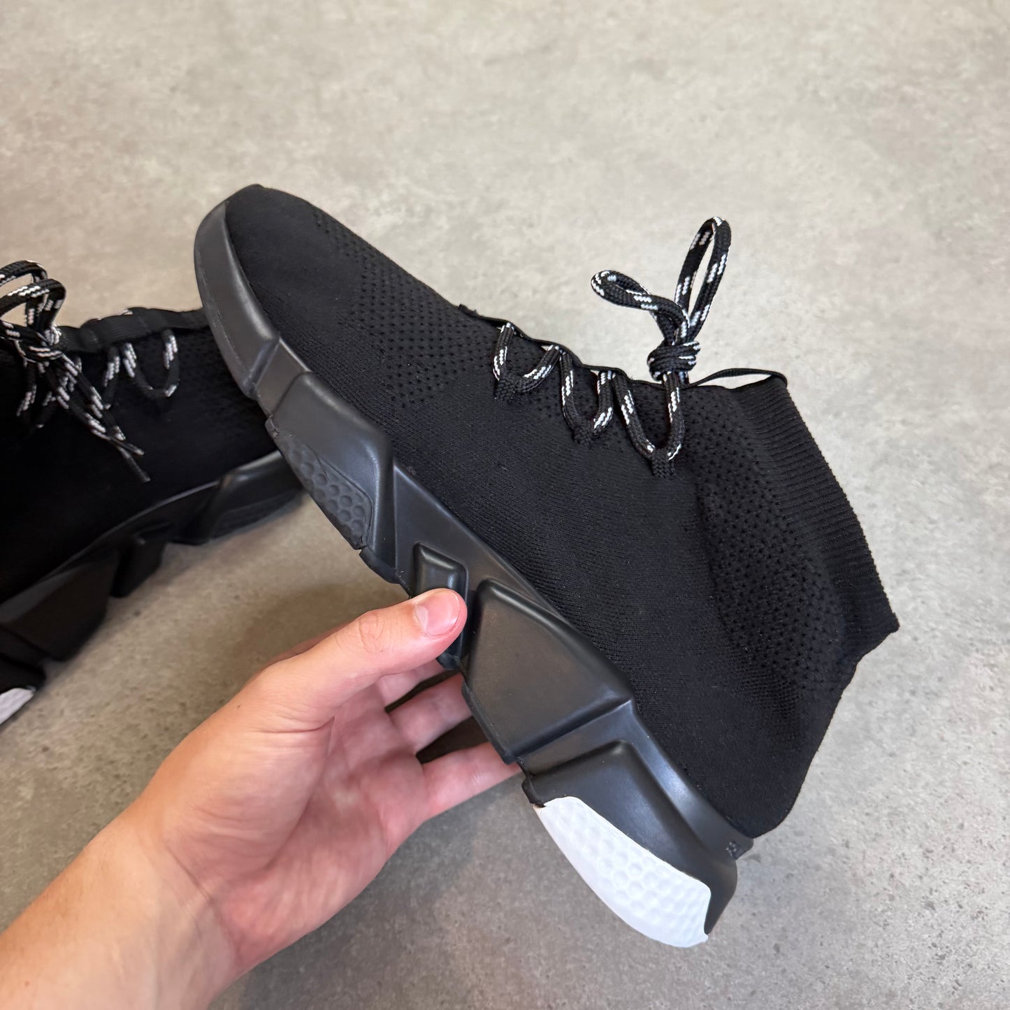 LACE UP SPEED TRAINER - SIZE UK 7 (Fit UK 8)