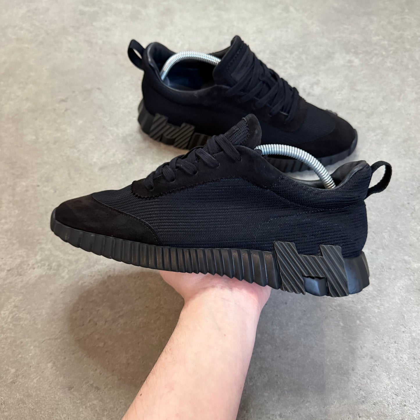 BOUNCING TRAINER - SIZE UK 7