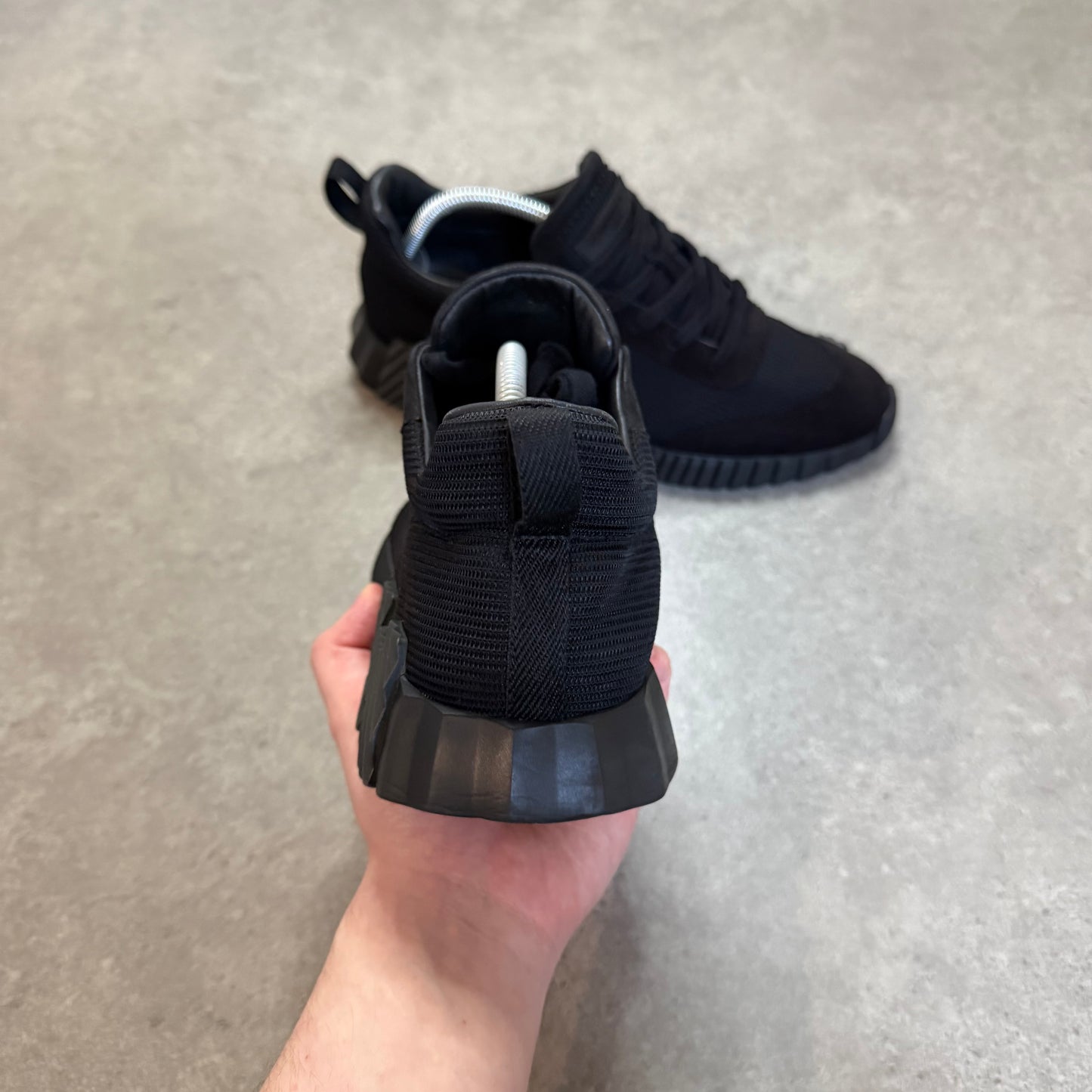 BOUNCING TRAINER - SIZE UK 7