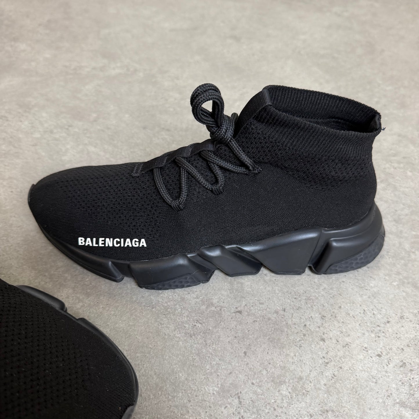 LACE UP SPEED TRAINER - SIZE UK 6 (Fit UK 7)
