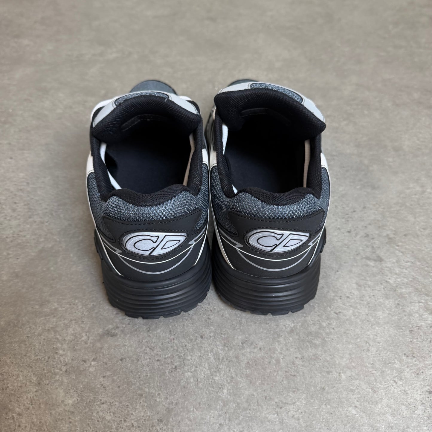 B30 TRAINER - SIZE UK 9.5