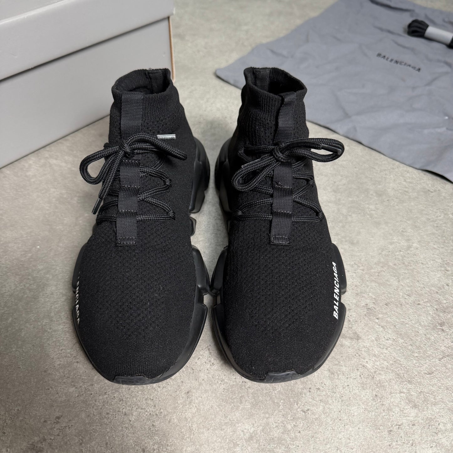 LACE UP SPEED TRAINER - SIZE UK 6 (Fit UK 7)