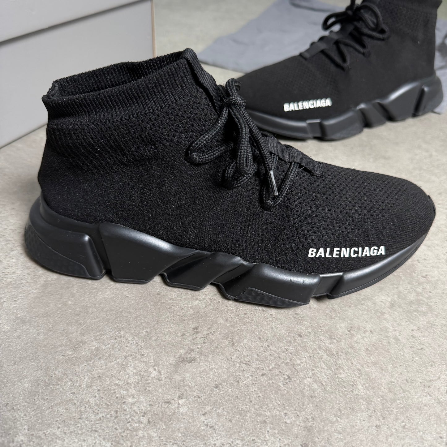LACE UP SPEED TRAINER - SIZE UK 6 (Fit UK 7)